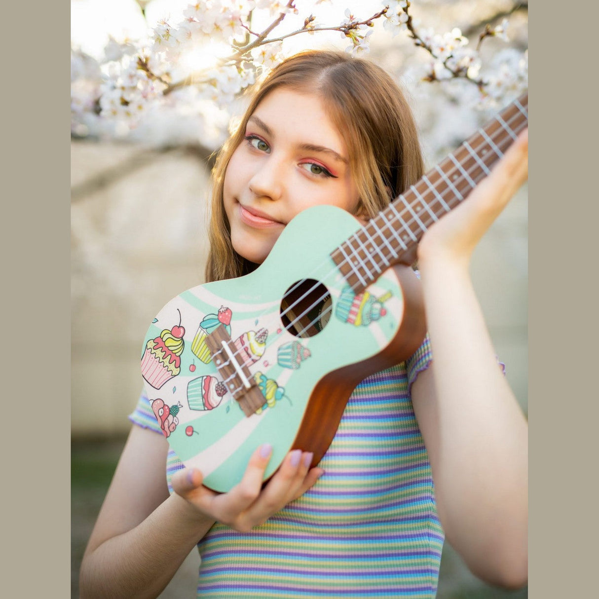 Flight AUC-33 Cupcake Concert Ukulele met Spruce Top, Sapele Body en Aquila Nylgut Snaren