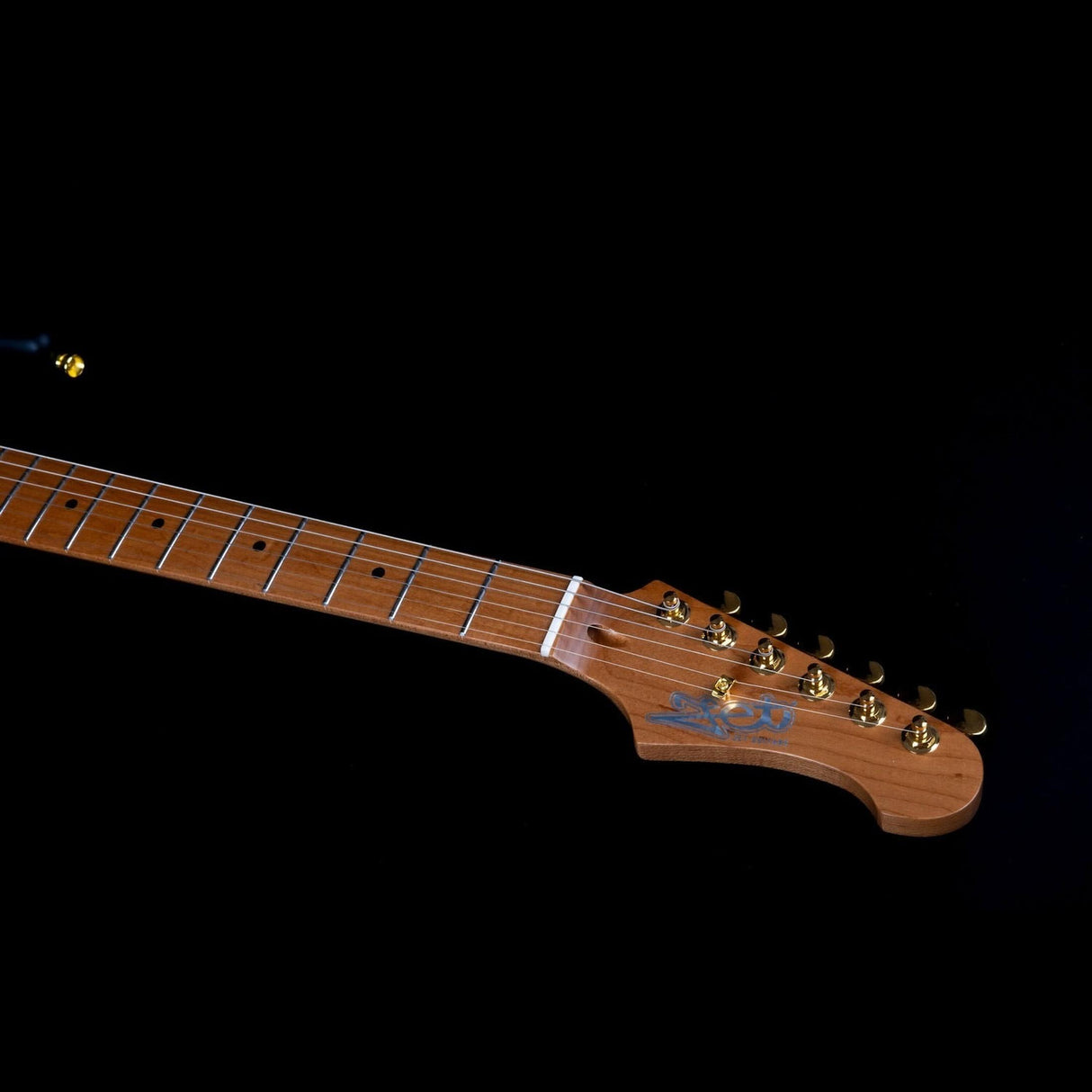 JET JS-700 MBK S-style Elektrische Gitaar HH Wilkinson Tremolo Roasted Maple Matt Zwart