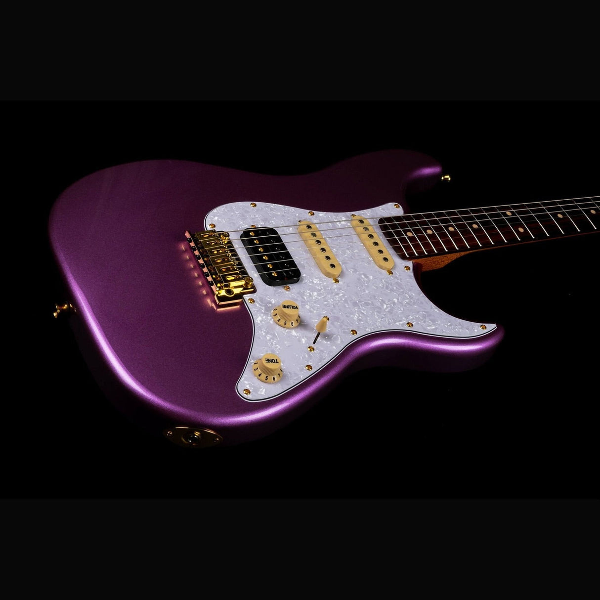 JET JS-480 VI G S-style Elektrische Gitaar HSS Alnico V Tremolo Rosewood Toets Violet met Gouden Hardware