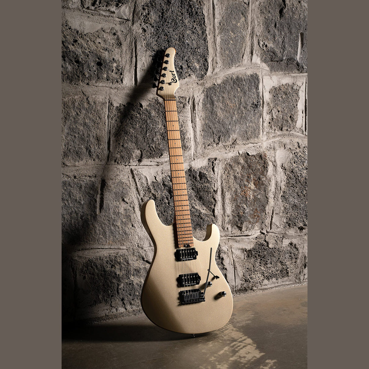 Cort G300 PRO MGD Elektrische Gitaar HH Linden met Maple Top Metallic Gold en Seymour Duncan Pickups