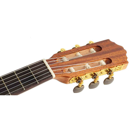 Salvador Cortez CC-22CE – Klassieke gitaar met massief ceder bovenblad, sapele body, cutaway en Fishman elektronica