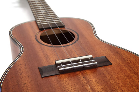 TOM 200 Concert Ukulele Massief Mahonie met Rosewood en Luxe Hoes