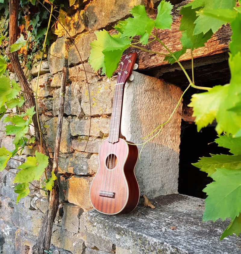 Flight MUS-2 Solid Mahogany Soprano Ukulele met Solid Mahogany Body, Gotoh Friction Tuners en Aquila Super Nylgut Snaren