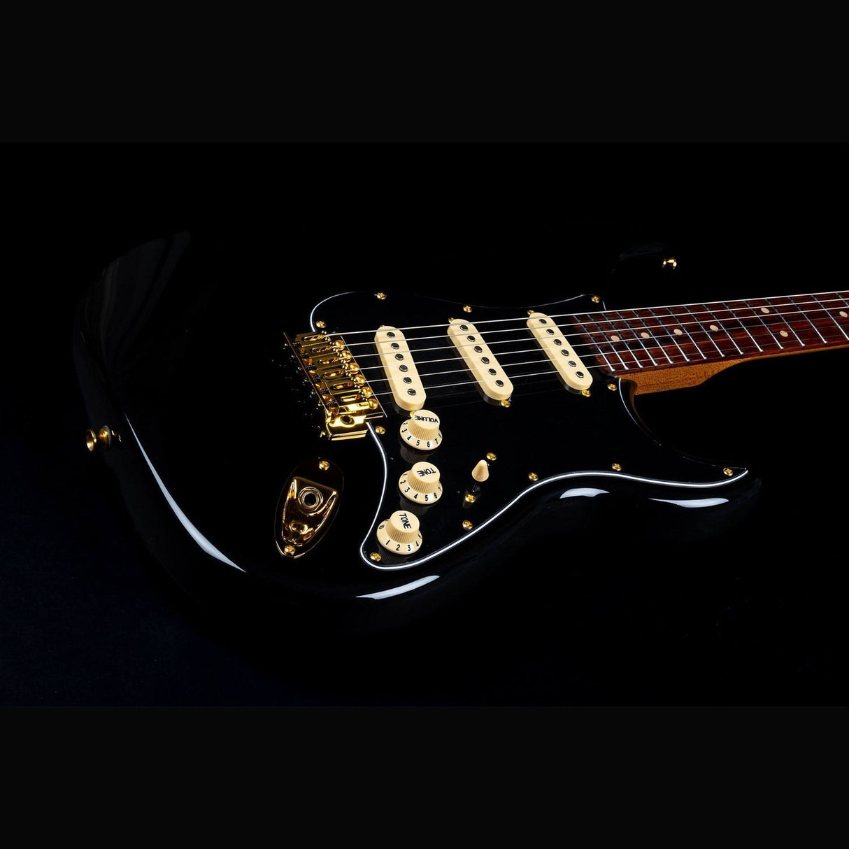 JET JS-380 BK G S-style Elektrische Gitaar SSS Alnico V Tremolo Goud Hardware Rosewood Toets Zwart