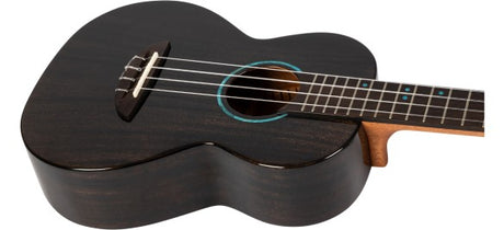 Flight Iris Tinta Tenor TBK Ukulele met All Solid Mahogany Body, Rosewood Toets en Fluorocarbon Snaren, Transparent Black