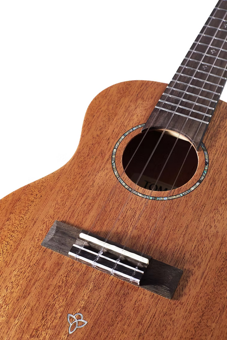 TOM T5 Tenor Ukulele Massief Mahonie met Gecompenseerde Kam en Luxe Hoes