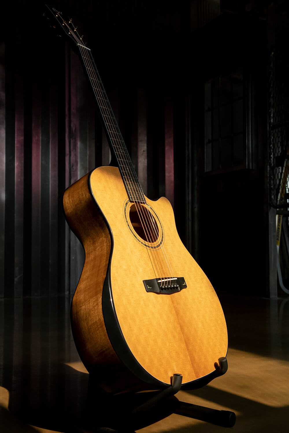 Cort Gold-Edge – Massief Flamed Myrtlewood, Torrefied Sitka & L.R. Baggs Anthem