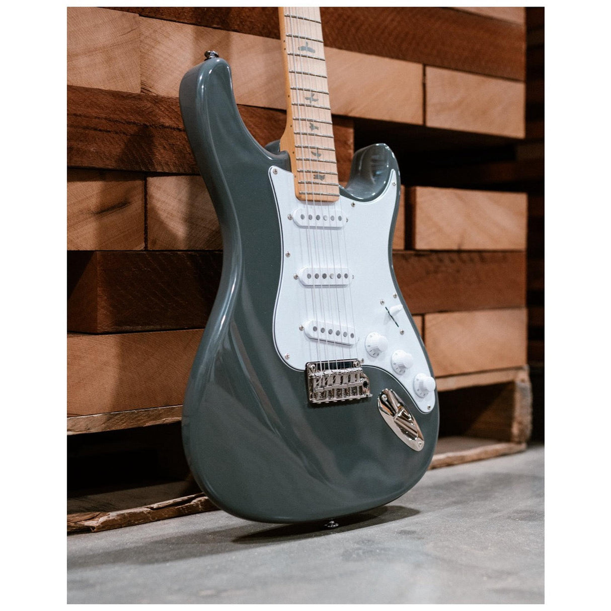 PRS SE Silver Sky John Mayer Maple Overland Gray Elektrische Gitaar met Maple Toets, 635JM “S” Pickups en Gig Bag