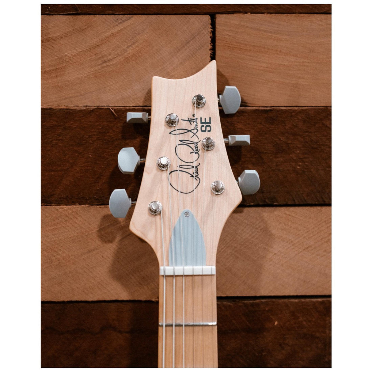 PRS SE Silver Sky John Mayer Maple Overland Gray Elektrische Gitaar met Maple Toets, 635JM “S” Pickups en Gig Bag